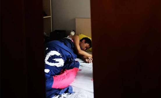 中国式玩家：蹦野迪上水床、骗哑炮戴假套，睡400个女人还嫌少